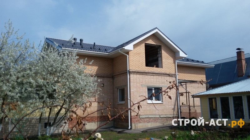 Реконструкция ломанной крыши одноэтажного дома на полутораэтажный дом с двускатной утепленной крышей в Кашире металлочерепица Гранд Лайн цвет 7024 мокрый асфальт