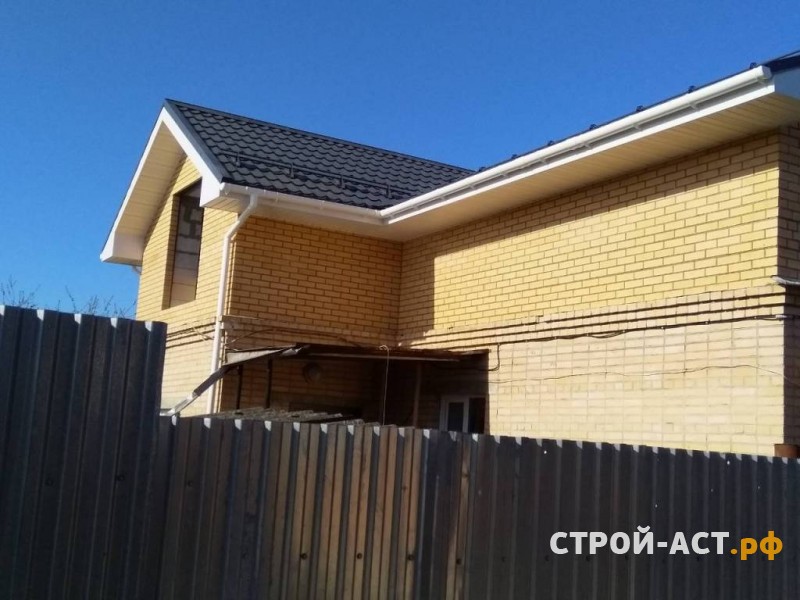 Реконструкция ломанной крыши одноэтажного дома на полутораэтажный дом с двускатной утепленной крышей в Кашире металлочерепица Гранд Лайн цвет 7024 мокрый асфальт