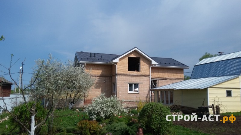 Реконструкция ломанной крыши одноэтажного дома на полутораэтажный дом с двускатной утепленной крышей в Кашире металлочерепица Гранд Лайн цвет 7024 мокрый асфальт