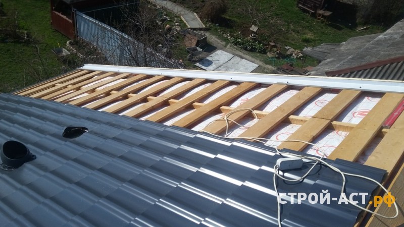 Реконструкция ломанной крыши одноэтажного дома на полутораэтажный дом с двускатной утепленной крышей в Кашире металлочерепица Гранд Лайн цвет 7024 мокрый асфальт