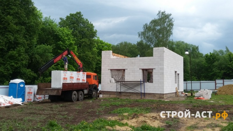 Построить дом из газосиликатных блоков (размер 8х10)  покрытие кровли металлочерепица Гранд Лайн  и установка сегментного короба на трубу