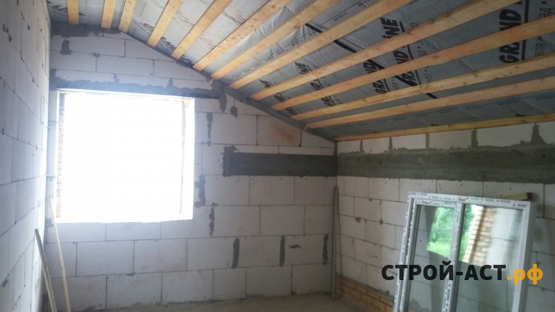 Реконструкция ломанной крыши одноэтажного дома на полутораэтажный дом с двускатной утепленной крышей в Кашире металлочерепица Гранд Лайн цвет 7024 мокрый асфальт