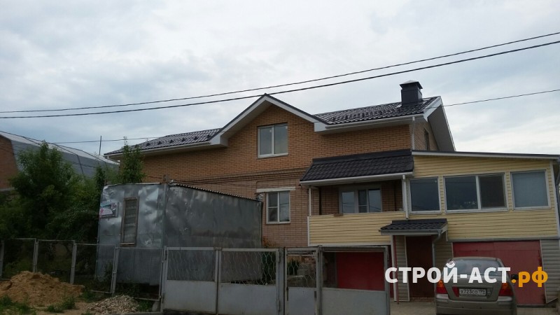 Реконструкция ломанной крыши одноэтажного дома на полутораэтажный дом с двускатной утепленной крышей в Кашире металлочерепица Гранд Лайн цвет 7024 мокрый асфальт