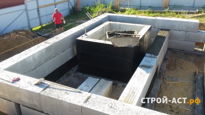 Устройство фундамента из фундаментных блоков ФБС с подвалом и плитами перекрытия