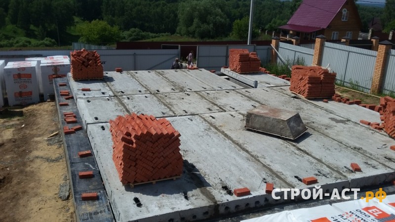 Устройство фундамента из фундаментных блоков ФБС с подвалом и плитами перекрытия