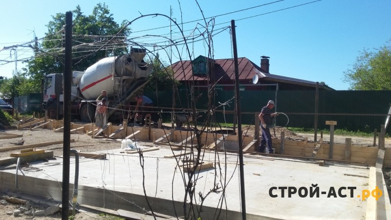 Устройство фундамента монолитная плита под гараж и лента под забор, а также устройство бетонной площадки под парковку машин