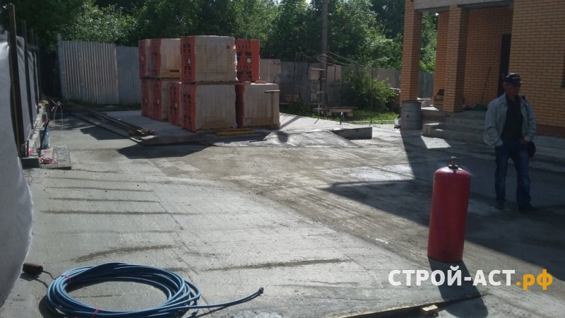 Построить гараж из газосиликатных блоков с облицовкой кирпичом. Фундамент плита, площадка под заезд, забор из кирпичных столбов и профнастила с откатными воротами