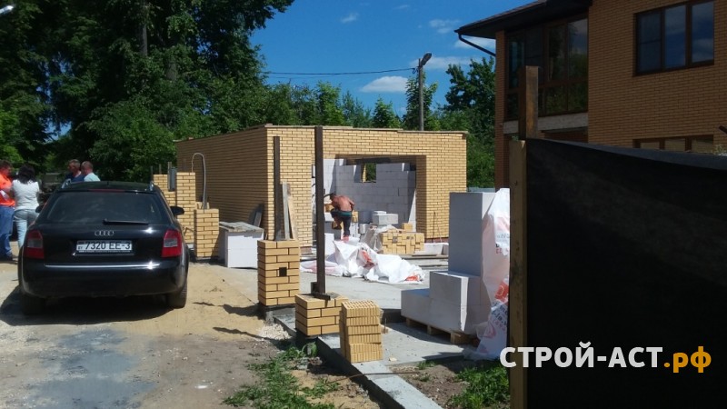 Построить гараж из газосиликатных блоков с облицовкой кирпичом. Фундамент плита, площадка под заезд, забор из кирпичных столбов и профнастила с откатными воротами