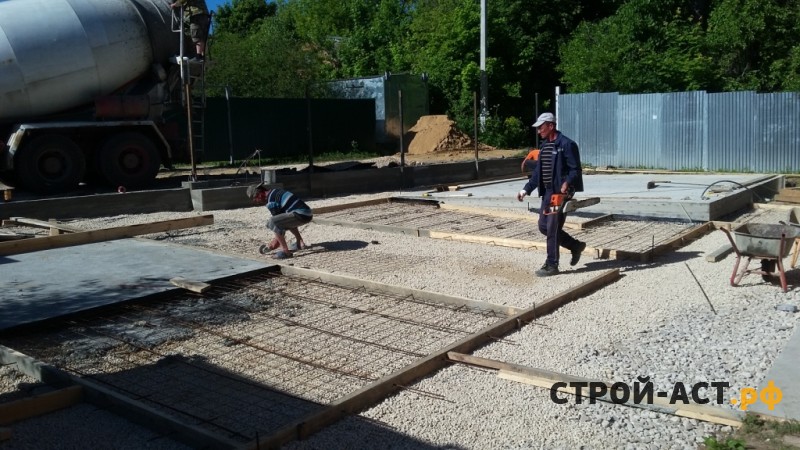 Построить гараж из газосиликатных блоков с облицовкой кирпичом. Фундамент плита, площадка под заезд, забор из кирпичных столбов и профнастила с откатными воротами