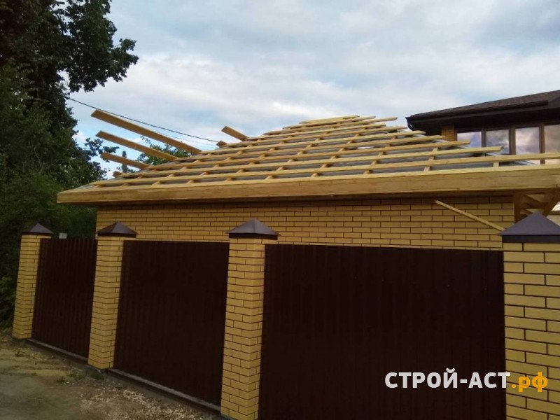 Построить гараж из газосиликатных блоков с облицовкой кирпичом. Фундамент плита, площадка под заезд, забор из кирпичных столбов и профнастила с откатными воротами