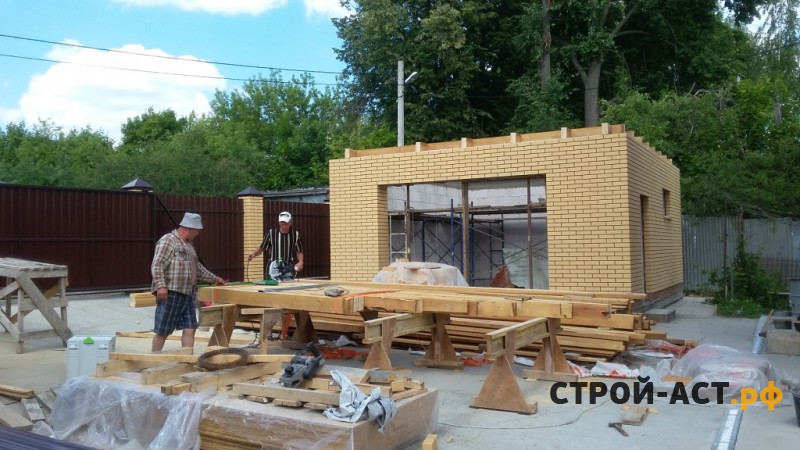 Построить гараж из газосиликатных блоков с облицовкой кирпичом. Фундамент плита, площадка под заезд, забор из кирпичных столбов и профнастила с откатными воротами