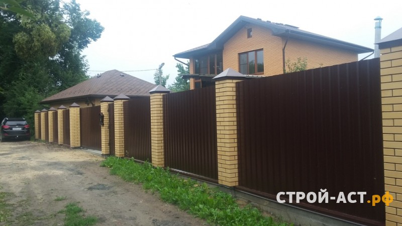 Построить гараж из газосиликатных блоков с облицовкой кирпичом. Фундамент плита, площадка под заезд, забор из кирпичных столбов и профнастила с откатными воротами