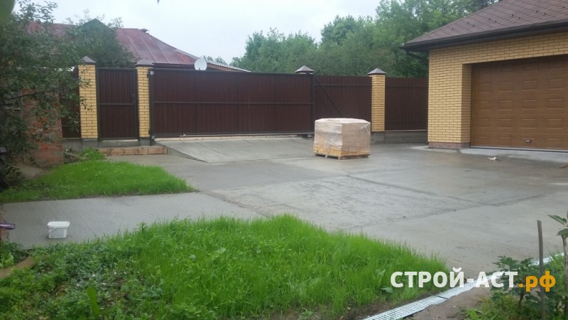 Построить гараж из газосиликатных блоков с облицовкой кирпичом. Фундамент плита, площадка под заезд, забор из кирпичных столбов и профнастила с откатными воротами