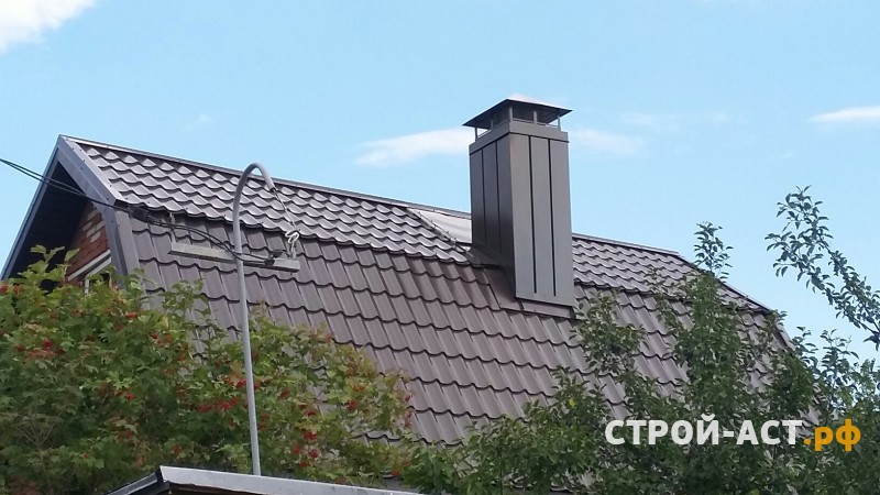 Монтаж сайдинга Деке цвет Сливки с комплектующими Шоколад и замена старой кровли на металлочерепицу Гранд Лайн цвет темно-коричневый с установкой сегментного короба на дымоход.