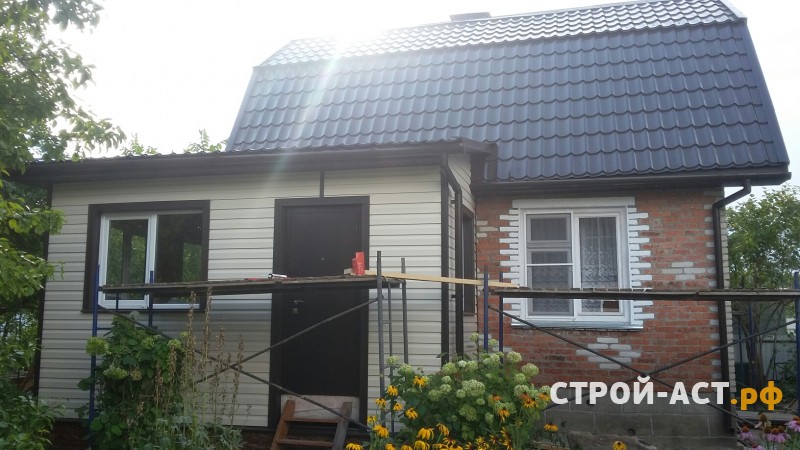 Монтаж сайдинга Деке цвет Сливки с комплектующими Шоколад и замена старой кровли на металлочерепицу Гранд Лайн цвет темно-коричневый с установкой сегментного короба на дымоход.