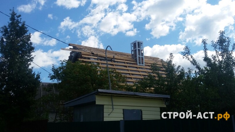 Монтаж сайдинга Деке цвет Сливки с комплектующими Шоколад и замена старой кровли на металлочерепицу Гранд Лайн цвет темно-коричневый с установкой сегментного короба на дымоход.