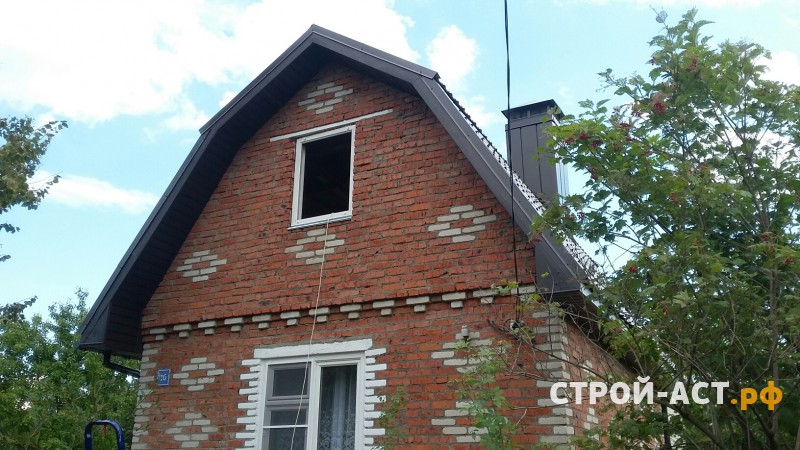 Монтаж сайдинга Деке цвет Сливки с комплектующими Шоколад и замена старой кровли на металлочерепицу Гранд Лайн цвет темно-коричневый с установкой сегментного короба на дымоход.