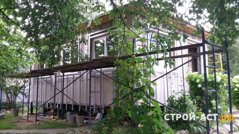 Монтаж сайдинга Деке цвет Сливки с комплектующими Шоколад и замена старой кровли на металлочерепицу Гранд Лайн цвет темно-коричневый с установкой сегментного короба на дымоход.
