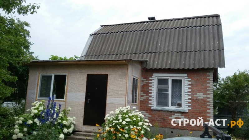 Монтаж сайдинга Деке цвет Сливки с комплектующими Шоколад и замена старой кровли на металлочерепицу Гранд Лайн цвет темно-коричневый с установкой сегментного короба на дымоход.