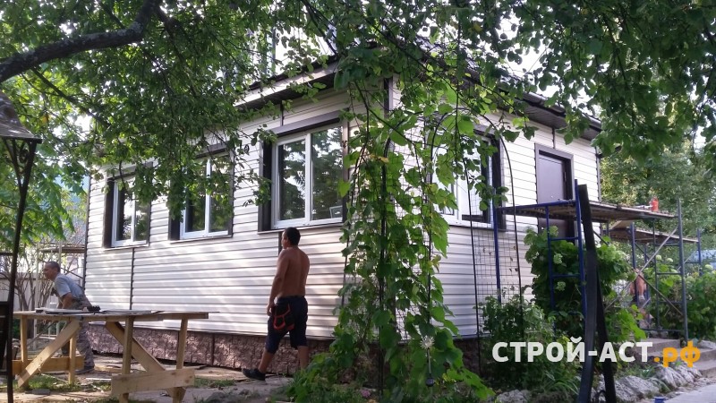 Монтаж сайдинга Деке цвет Сливки с комплектующими Шоколад и замена старой кровли на металлочерепицу Гранд Лайн цвет темно-коричневый с установкой сегментного короба на дымоход.