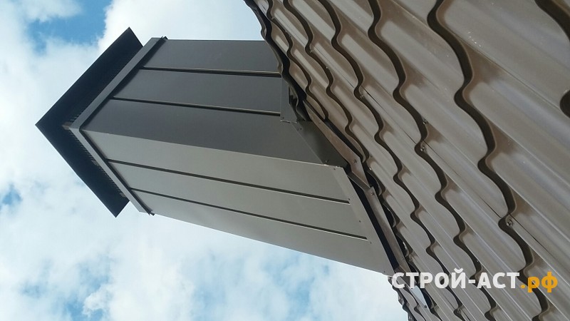 Монтаж сайдинга Деке цвет Сливки с комплектующими Шоколад и замена старой кровли на металлочерепицу Гранд Лайн цвет темно-коричневый с установкой сегментного короба на дымоход.