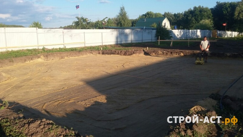 Устройство фундамента - железобетонной монолитной плиты с ростверком под двухэтажный дом из газосиликатных блок, а также устройство монолитного пола по грунту