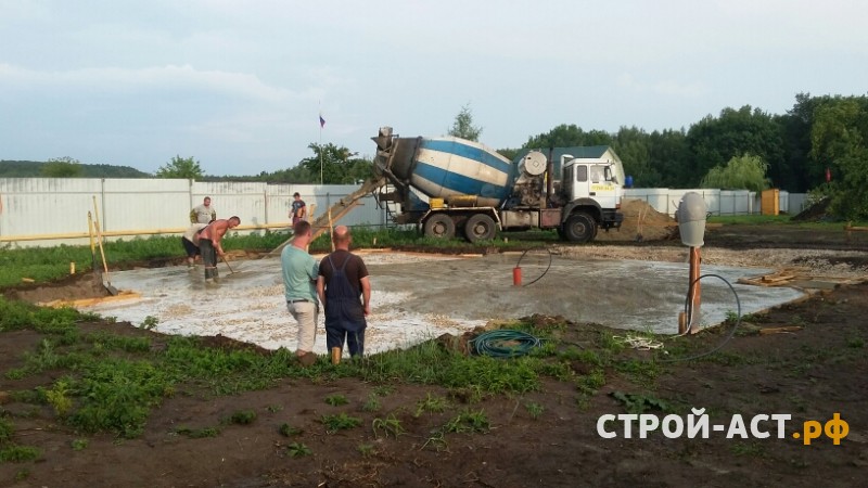 Устройство фундамента - железобетонной монолитной плиты с ростверком под двухэтажный дом из газосиликатных блок, а также устройство монолитного пола по грунту