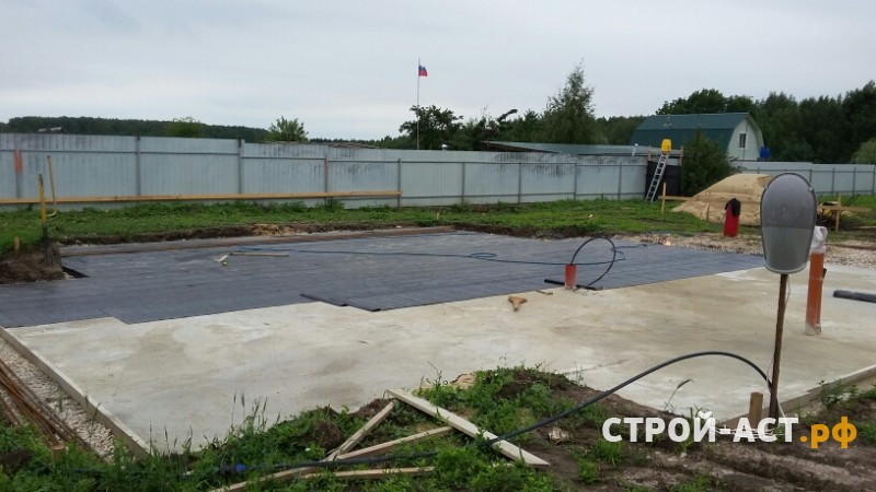 Устройство фундамента - железобетонной монолитной плиты с ростверком под двухэтажный дом из газосиликатных блок, а также устройство монолитного пола по грунту