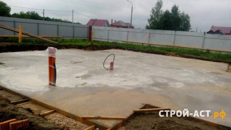 Устройство фундамента - железобетонной монолитной плиты с ростверком под двухэтажный дом из газосиликатных блок, а также устройство монолитного пола по грунту