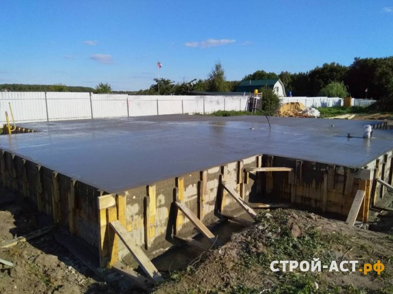 Устройство фундамента - железобетонной монолитной плиты с ростверком под двухэтажный дом из газосиликатных блок, а также устройство монолитного пола по грунту