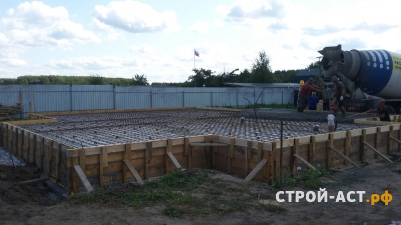Устройство фундамента - железобетонной монолитной плиты с ростверком под двухэтажный дом из газосиликатных блок, а также устройство монолитного пола по грунту