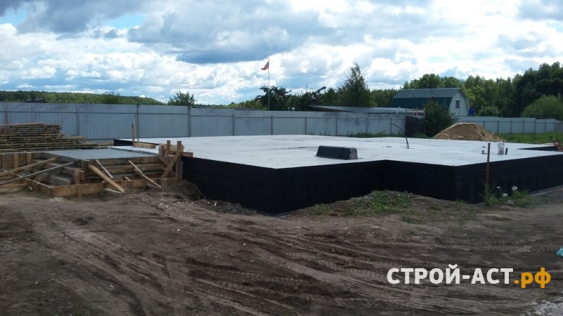 Устройство фундамента - железобетонной монолитной плиты с ростверком под двухэтажный дом из газосиликатных блок, а также устройство монолитного пола по грунту