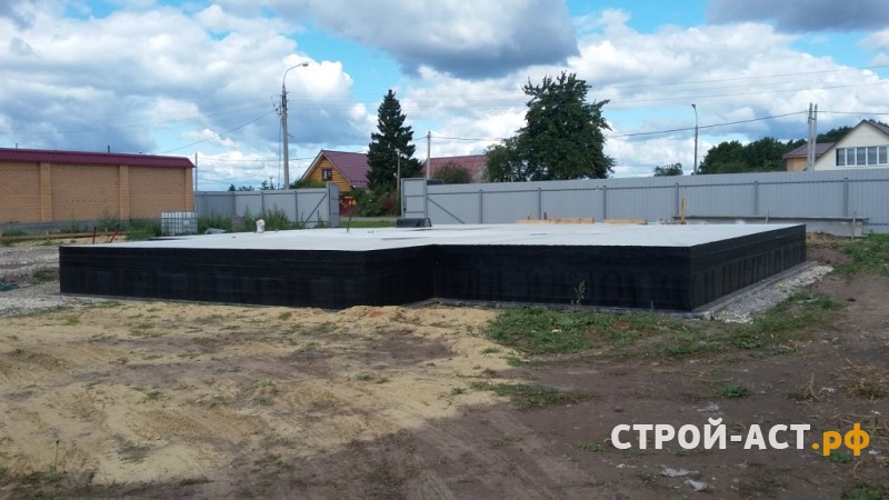 Устройство фундамента - железобетонной монолитной плиты с ростверком под двухэтажный дом из газосиликатных блок, а также устройство монолитного пола по грунту
