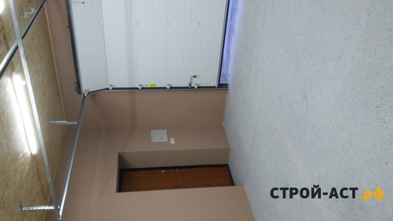 Построить гараж из газосиликатных блоков с облицовкой кирпичом. Фундамент плита, площадка под заезд, забор из кирпичных столбов и профнастила с откатными воротами