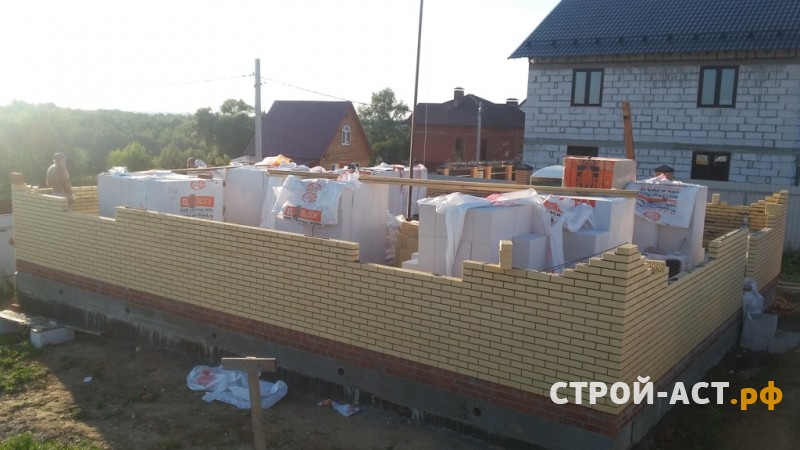 Строительство двухэтажного дома из газосиликатных блоков с облицовкой из кирпича с двускатной крышей, террасой и крыльцом 
