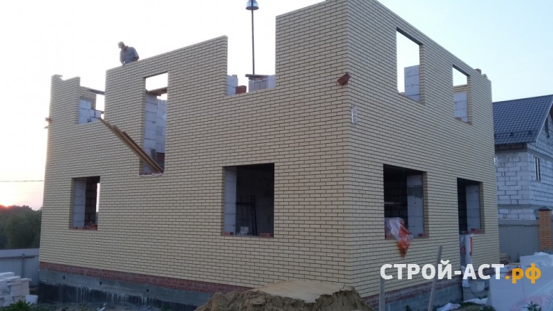Строительство двухэтажного дома из газосиликатных блоков с облицовкой из кирпича с двускатной крышей, террасой и крыльцом 