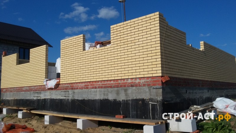Строительство двухэтажного дома из газосиликатных блоков с облицовкой из кирпича с двускатной крышей, террасой и крыльцом 