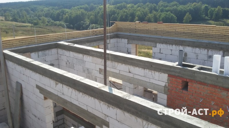 Строительство двухэтажного дома из газосиликатных блоков с облицовкой из кирпича с двускатной крышей, террасой и крыльцом 