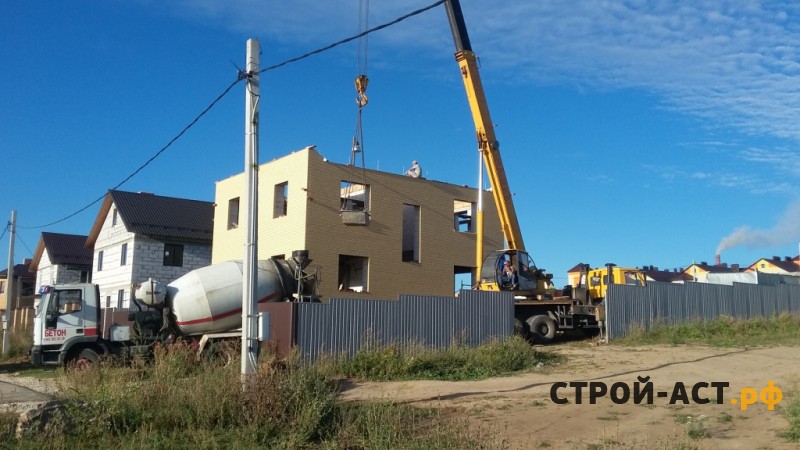 Строительство двухэтажного дома из газосиликатных блоков с облицовкой из кирпича с двускатной крышей, террасой и крыльцом 