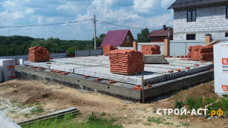 Строительство двухэтажного дома из газосиликатных блоков с облицовкой из кирпича с двускатной крышей, террасой и крыльцом 