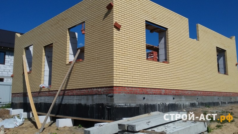 Строительство двухэтажного дома из газосиликатных блоков с облицовкой из кирпича с двускатной крышей, террасой и крыльцом 