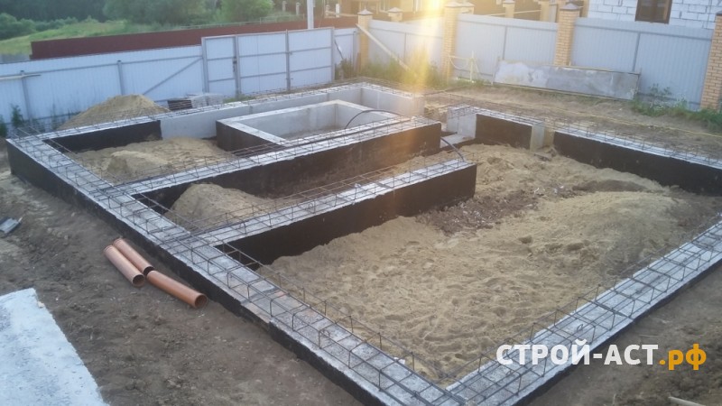 Строительство двухэтажного дома из газосиликатных блоков с облицовкой из кирпича с двускатной крышей, террасой и крыльцом 