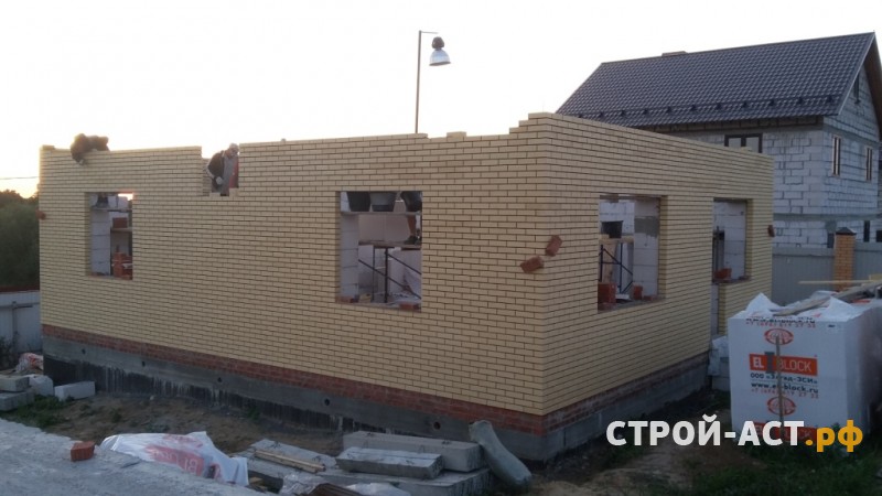 Строительство двухэтажного дома из газосиликатных блоков с облицовкой из кирпича с двускатной крышей, террасой и крыльцом 