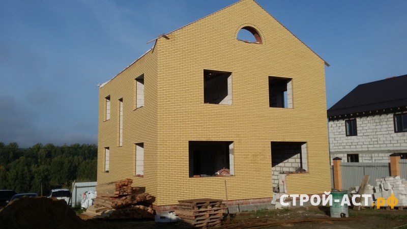 Строительство двухэтажного дома из газосиликатных блоков с облицовкой из кирпича с двускатной крышей, террасой и крыльцом 