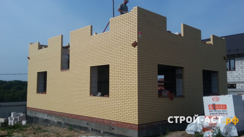 Строительство двухэтажного дома из газосиликатных блоков с облицовкой из кирпича с двускатной крышей, террасой и крыльцом 