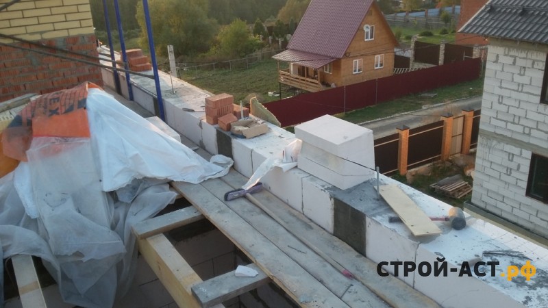 Строительство двухэтажного дома из газосиликатных блоков с облицовкой из кирпича с двускатной крышей, террасой и крыльцом 