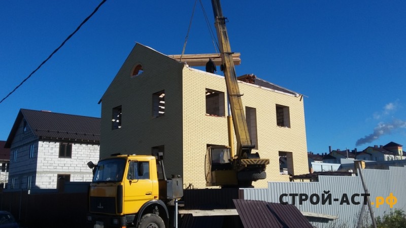 Строительство двухэтажного дома из газосиликатных блоков с облицовкой из кирпича с двускатной крышей, террасой и крыльцом 
