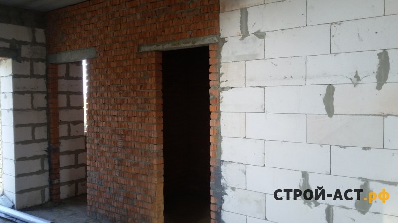 Строительство двухэтажного дома из газосиликатных блоков с облицовкой из кирпича с двускатной крышей, террасой и крыльцом 