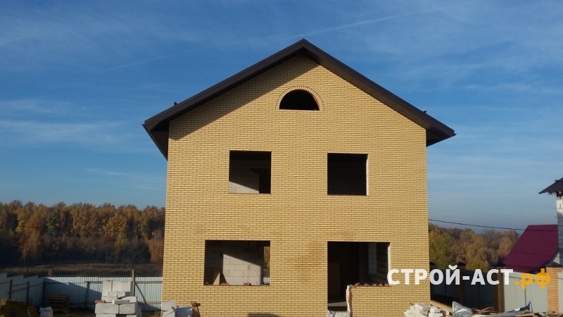 Строительство двухэтажного дома из газосиликатных блоков с облицовкой из кирпича с двускатной крышей, террасой и крыльцом 