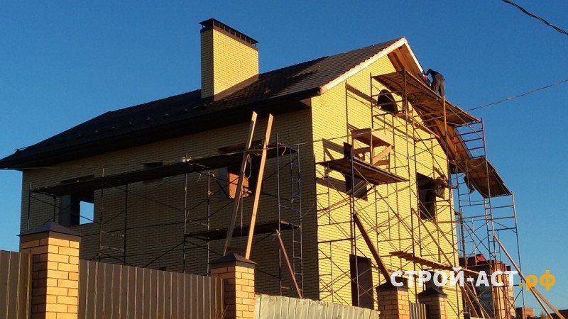 Строительство двухэтажного дома из газосиликатных блоков с облицовкой из кирпича с двускатной крышей, террасой и крыльцом 